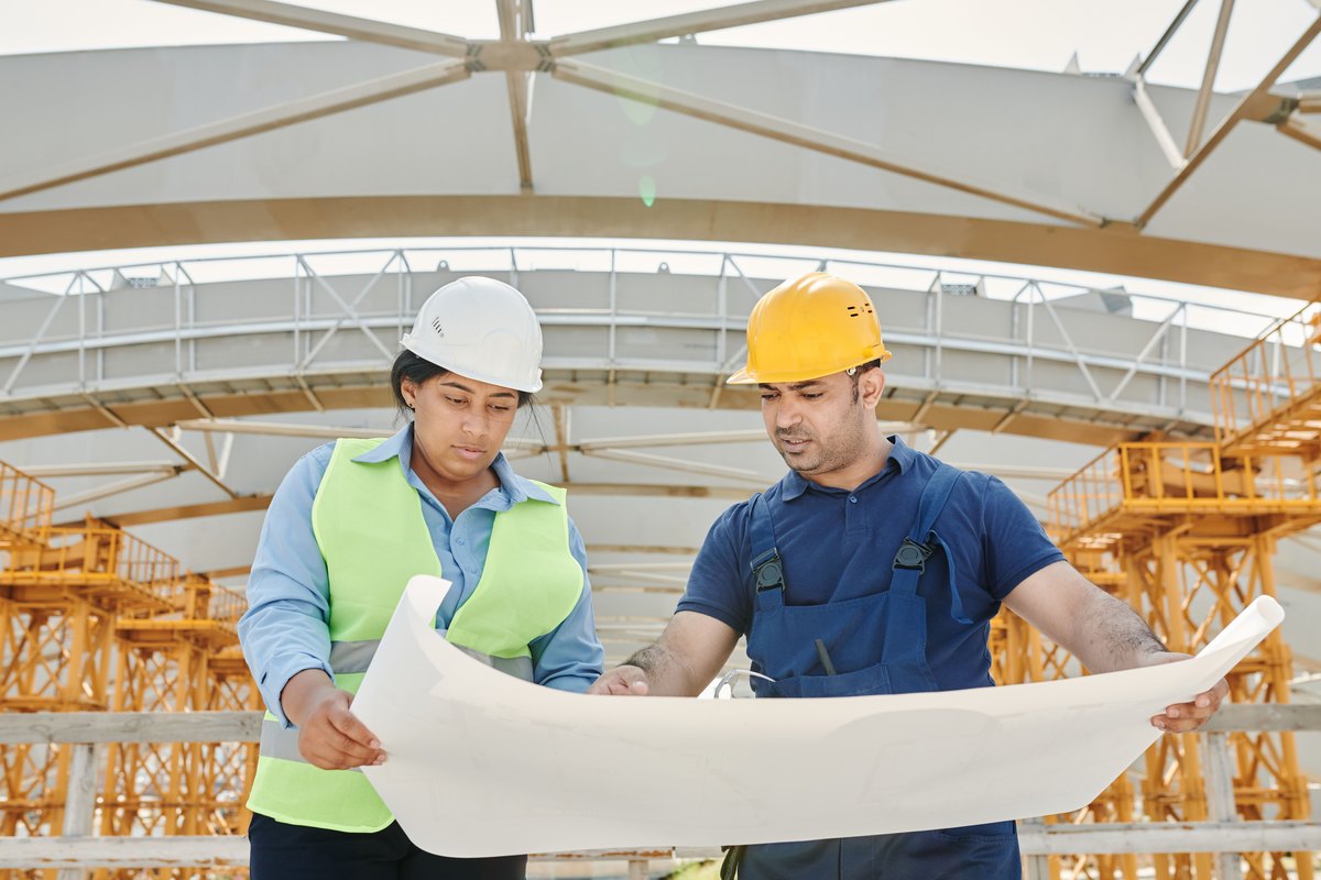 Ingénieurs Ontonomia étudiant les plans d'un projet de construction