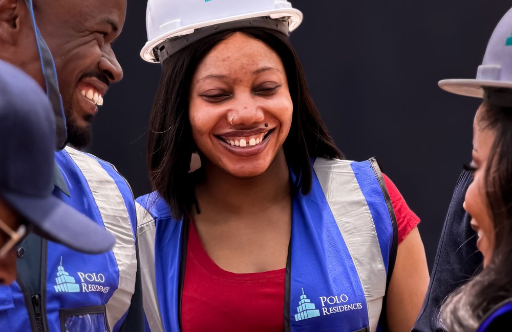 Équipe de professionnels de la construction réunie sur un chantier